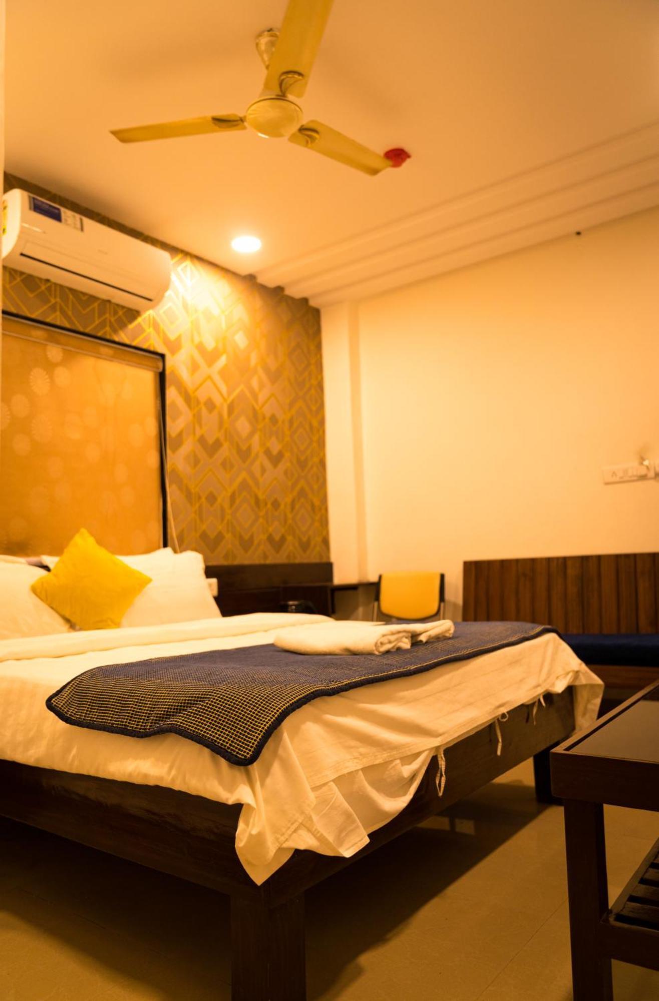 The Flamboyant Natraj Hotel Bharuch Ngoại thất bức ảnh